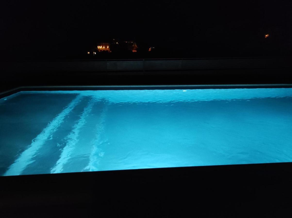 Sa Pogledom Na *